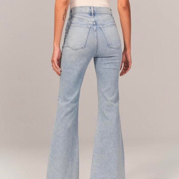 High-Waisted Light Blue Flare Jeans Abercrombie and Fitch - Picture 2 of 5
